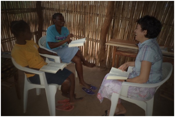 Irmã Antônia Helena, Missionária Capuchinha em missão em Moçambique, realiza encontro Bíblico com a jovens em período de formação para a Vida Religiosa: Noemi e Laurinda.